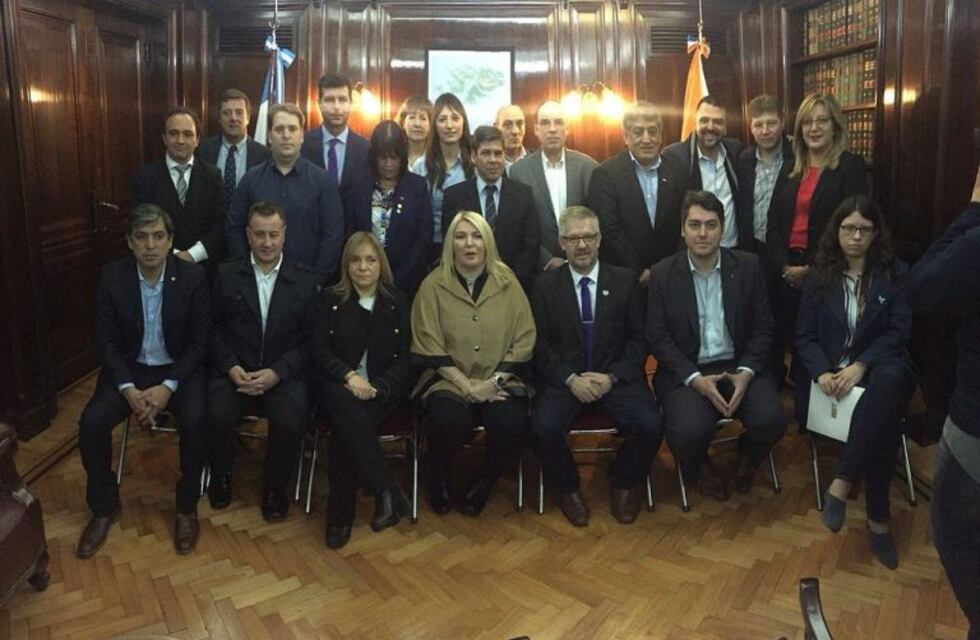 Referentes políticos fueguinos reunidos en el Senado para exigir la soberanía del territorio