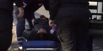 La motociclista tuvo que ser asistida por una ambulancia tras ser embestida en el Acceso Sur por un auto que se dio a la fuga\u002E (Captura de pantalla)