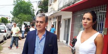 Alberto Nievas junto a su abogada defensora momentos antes de ser detenido\u002E