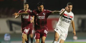 Soccer Football - Copa Libertadores - Sao Paulo v River Plate - Morumbi Stadium, Sao Paulo, Brazil - September 17, 2020 River Plate's Enzo Perez in action with Sao Paulo's Hernanes Pool via REUTERS/Fernando Bizerra