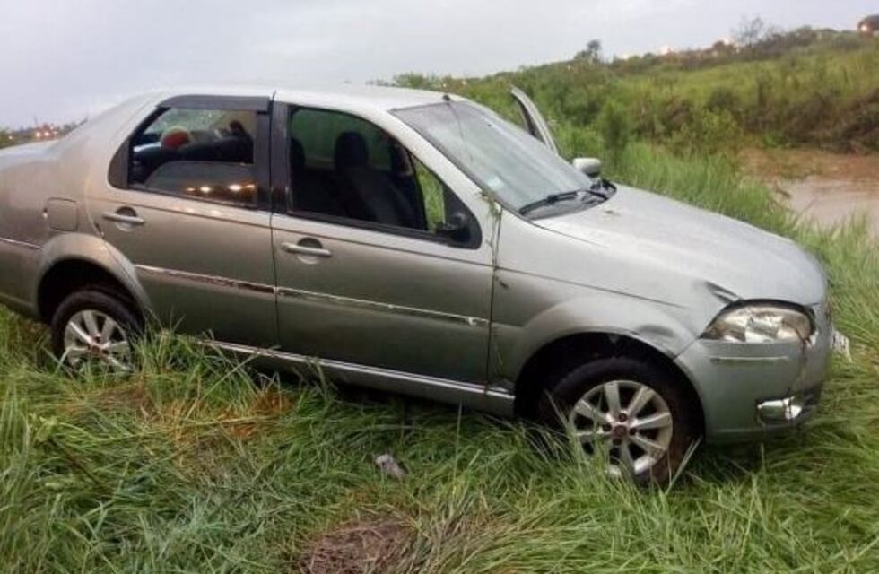 Una mujer y su hija murieron al ser arrastradas con su auto por un arroyo desbordado