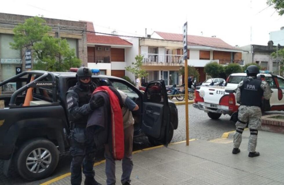 Detienen a dos personas por narcomenudeo