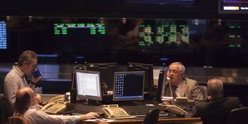 Brokers work at the Buenos Aires Stock Exchange in Buenos Aires, Argentina, Tuesday, June 17, 2014\u002E Argentina's President Cristina Fernandez is refusing to go along with a U\u002ES\u002E judge's ruling requiring repayment of defaulted bonds\u002E The Merval stock index dropped after Monday's court decision, its largest one-day loss in more than six months, and the value of Argentina's currency went down on the black market\u002E  (AP Photo/Eduardo Di Baia) buenos aires  jornada el la bolsa de comercio de buenos aires Corredores de bolsa argentinos reves con la deuda de los fondos buitres