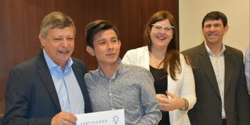 Peppo junto a uno de los emprendedores beneficiados\u002E (Prensa Gobierno del Chaco)