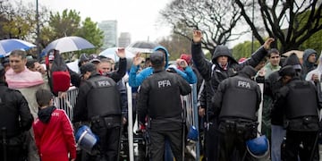 Operativo de seguridad para el Superclásico: 1700 policías y micro blindado\u002E (AP)