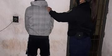 El violento fue detenido y tenía en su poder un machete\u002E