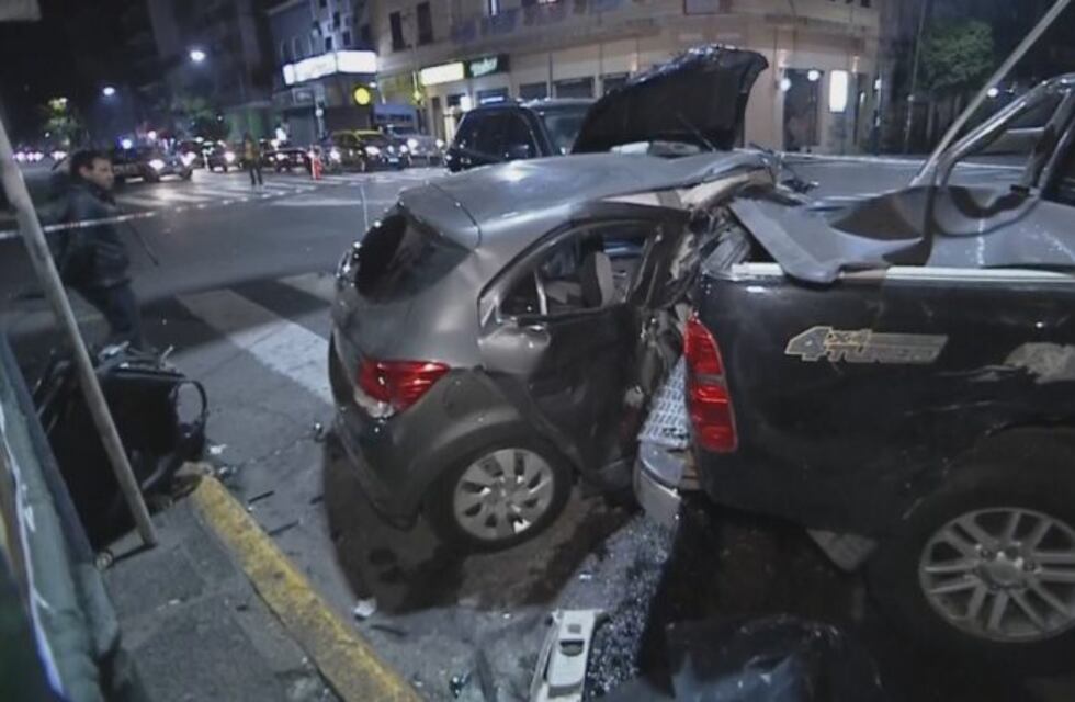 Escaparon de la Policía a los tiros y chocaron frente a un shopping en avenida Corrientes