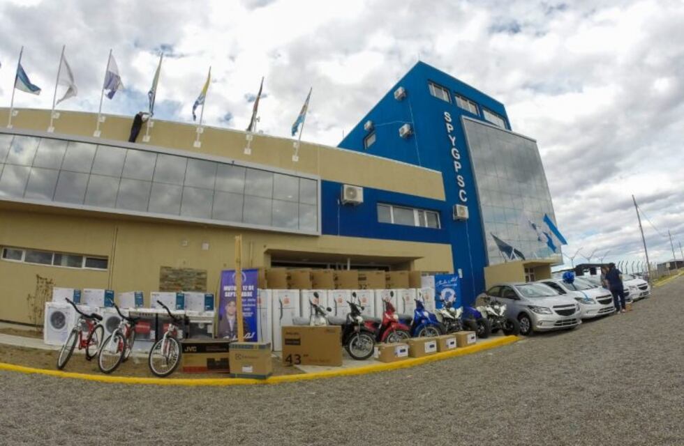 En el Día del Petróleo, gremio petroleros regala 4 autos a trabajadores