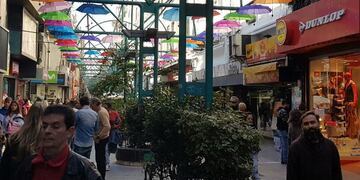 Paraguas en la peatonal de Córdoba\u002E