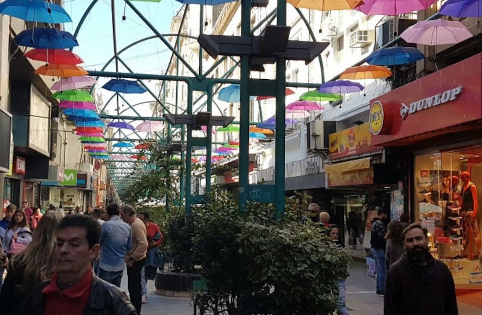 Los paraguas de colores de la peatonal tienen una explicación: es ésta