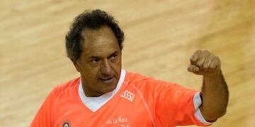 Daniel Scioli, figura y goleador del equipo de futsal Villa La Ñata\u002E AFP PHOTO / JUAN MABROMATA
