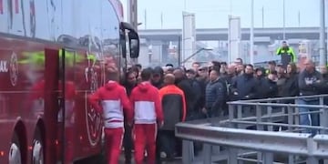 En Europa también pasa: los barras del Ajax apretaron a los jugadores\u002E