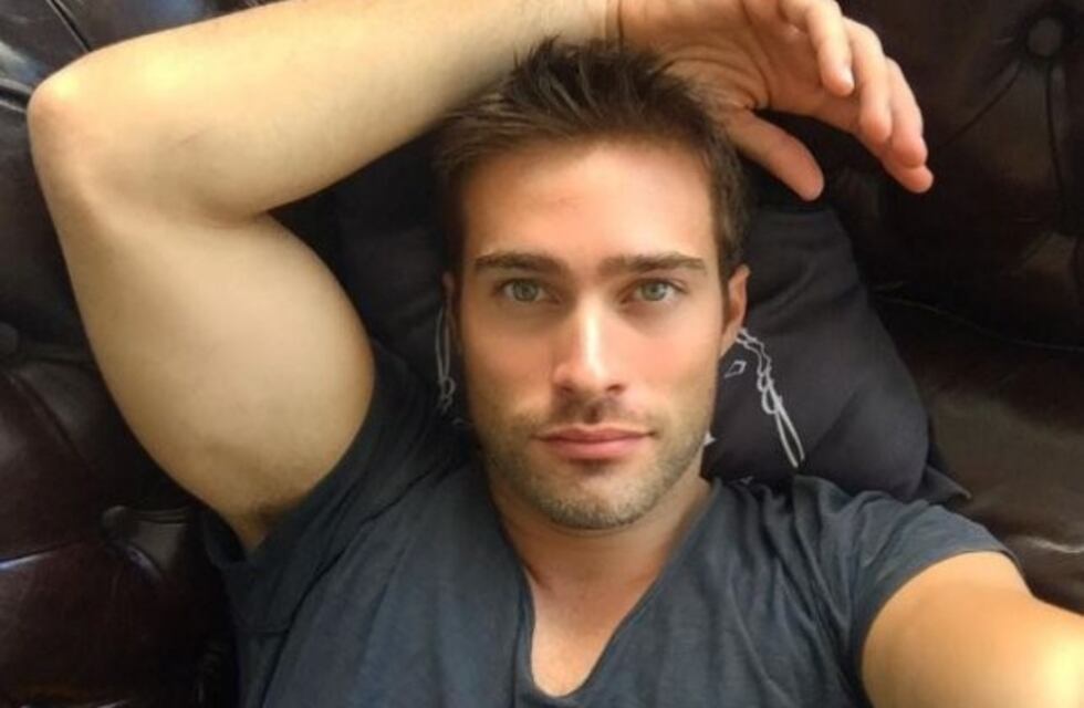 La apasionada escena de amor de Rodrigo Guirao Díaz en "Campanas en la noche"