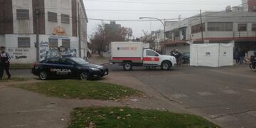 El cuerpo del adolescente quedó tendido en el cruce de Virasoro y Buenos Aires\u002E (@pedrolevyok)