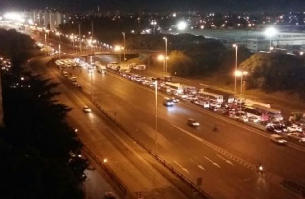 Choferes de combis cortaron la autopista Ricchieri