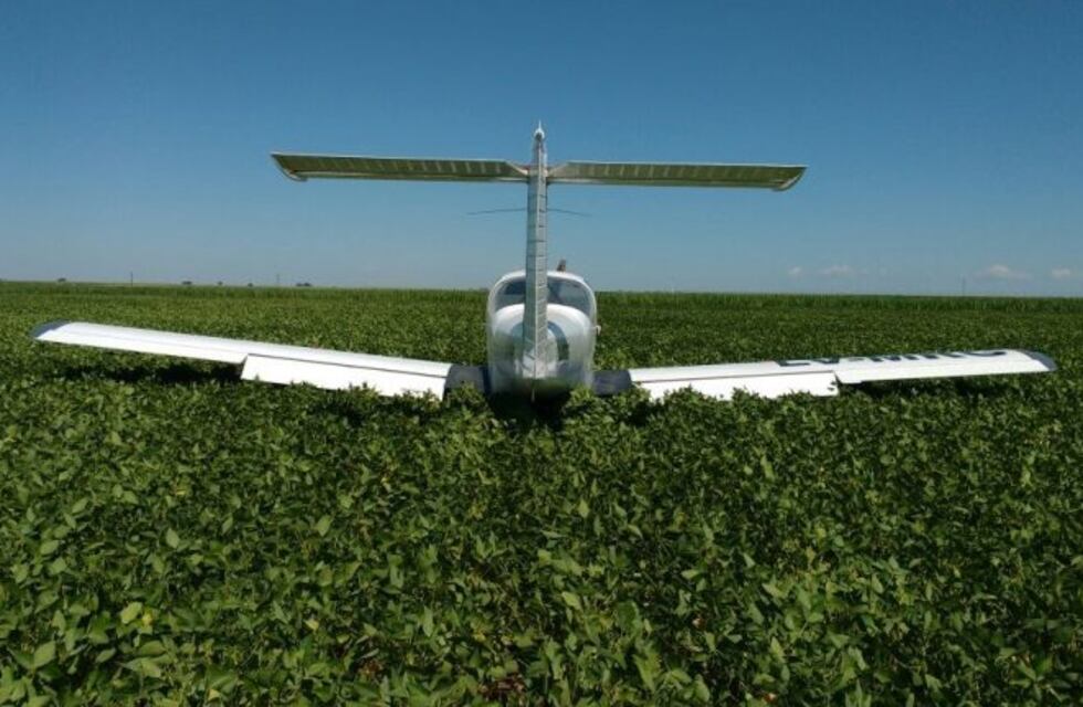 Avión biplaza aterrizó, de emergencia, en un campo de Las Peñas Sud
