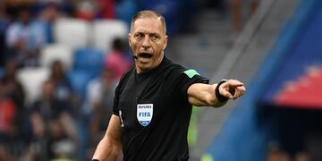 Argentininian referee Nestor Pitana gestures during the Russia 2018 World Cup quarter-final football match between Uruguay and France at the Nizhny Novgorod Stadium in Nizhny Novgorod on July 6, 2018\u002E / AFP PHOTO / FRANCK FIFE rusia nestor pitana futbol campeonato mundial 2018 futbol futbolistas partido seleccion uruguay francia