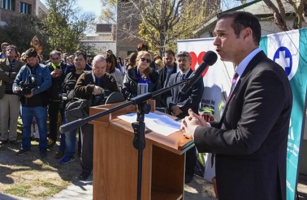 El gobernador Omar Gutiérrez inauguró obras en el hospital Bouquet Roldán