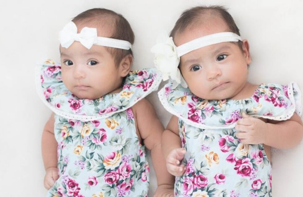 El tierno video de las gemelas que se toman de la mano al nacer