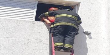 El rescate del niño de 8 años en una vivienda de San Francisco\u002E (Gentileza Radiocanal)