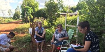 Luciana Scromeda con vecinos de El Porvenir I analizando el problema del barrio de Posadas en cuanto a la provisión de agua\u002E (M\u002E de Pdas\u002E)