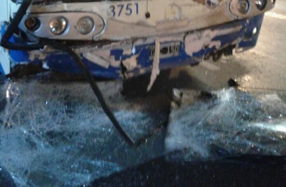 Fuerte choque entre un colectivo y un móvil policial en zona norte
