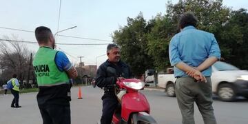 La falta de casco y documentación son una constante en los conductores chaqueños\u002E