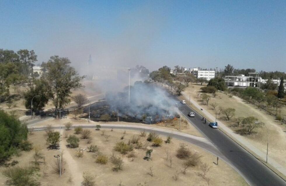 Un incendio consumió una plazoleta de la Ciudad Universitaria