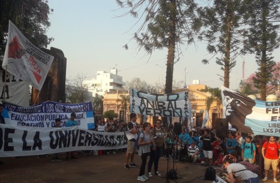 En Posadas se concentraron en la plaza 9 de Julio en defensa de la educación pública