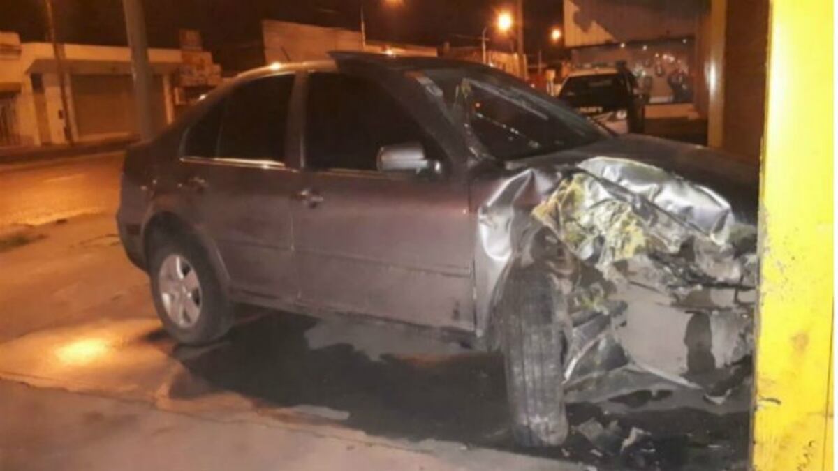 El despiste hizo que se estrellara contra una gomería\u002E (El Informante)