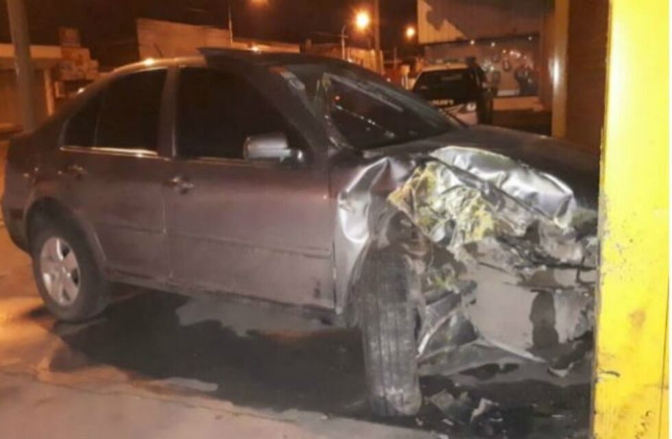 Perdió el control del auto y terminó incrustado en una gomería