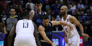 El jugador Facundo Campazzo (c) de Argentina en acción ante Kendall Marshall (d) y Jameel Warney (i) de Estados Unidos, durante la final entre Argentina y Estados Unidos del FIBA AmeriCup 2017, en el Estadio Orfeo de la ciudad de Córdoba (Argentina)\u002E EFE/Nicolás Aguilera