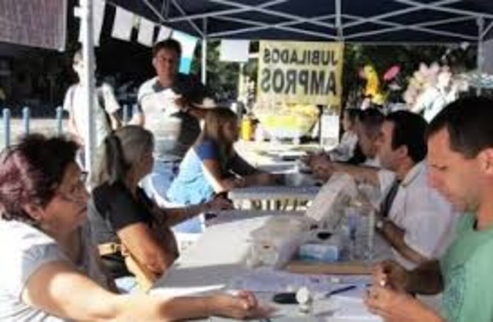 Ampros instaló su carpa frente a la Legislatura