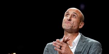 fiesta homenaje para homenajear al exbasquetbolista del equipo san antonio spurs reconocido como leyenda y su camiseta ya cuelga del techo del estadio\r\nLas fotos del retiro de la camiseta 20 de Manu Ginobili en los Spurs\r\n\r\nFormer San Antonio Spurs guard Manu Ginobili watches as his jersey is unveiled in the rafters of the AT&T Center during his retirement ceremony after the Spurs' NBA basketball game against the Cleveland Cavaliers, Thursday, March 28, 2019, in San Antonio\u002E San Antonio won 116-110\u002E (AP Photo/Darren Abate) san antonio eeuu emanuel ginobili ceremonia despedida al basquetbolista argentino basquet homenaje leyenda de la nba n\u002Eb\u002Ea