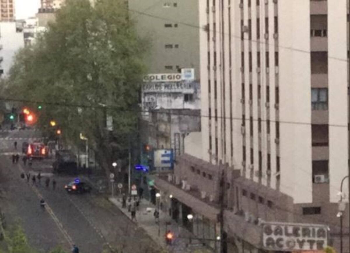 Un colectivo se incendió en la esquina de Yerbal y Acoyte, Caballito\u002E