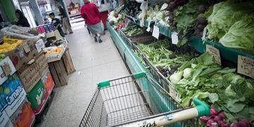 Los beneficiarios reciben una ayuda para comprar alimentos (Archivo)\u002E