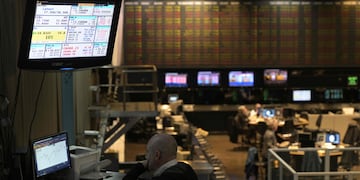 Comprar dólar MEP, una de las estrategias financieras más elegidas.
