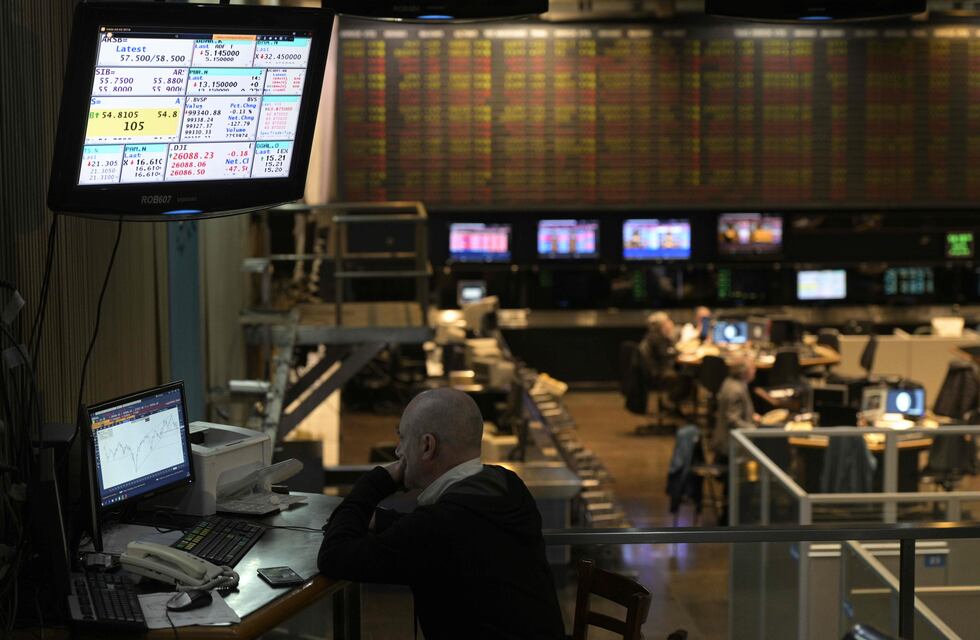 Contraste: positiva reacción del mercado al discurso de Javier Milei, pero el consumo se hunde a niveles mínimos
