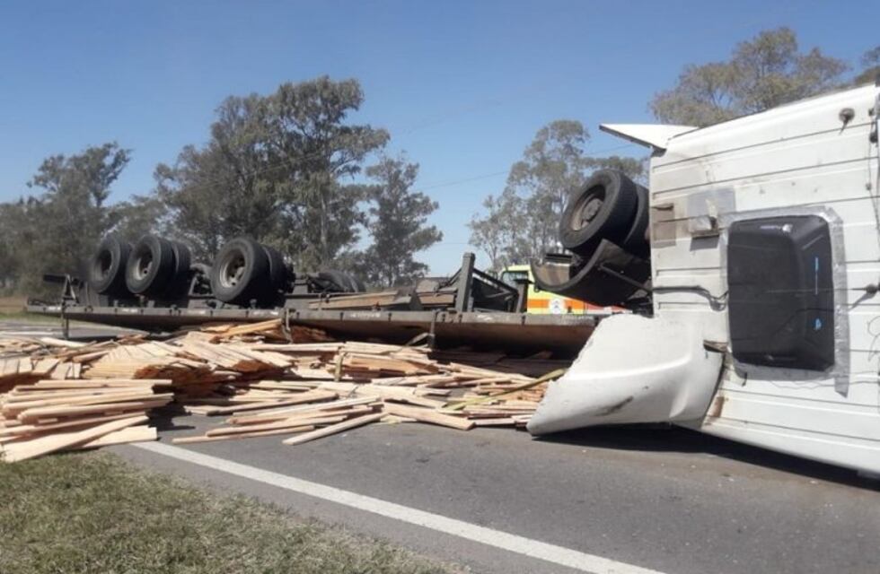 Volcó un camión con maderas en cercanías de El Fuertecito