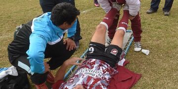 Uno de los jugadores de Defensores de Villa Ramallo es asistido.