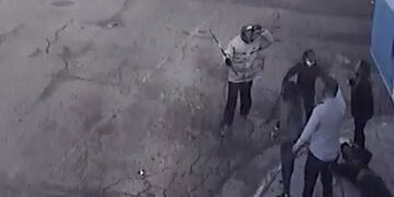 Brutal pelea de cuidacoches marplatenses: le pegó con un hierro y le quebró una pierna (Imagen: Captura de video)