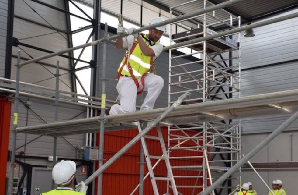Un obrero cayó de un andamio y está grave