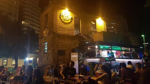 Los asaltantes fueron detenidos cuando se llevaban el mobiliario del bar Quita Pena.