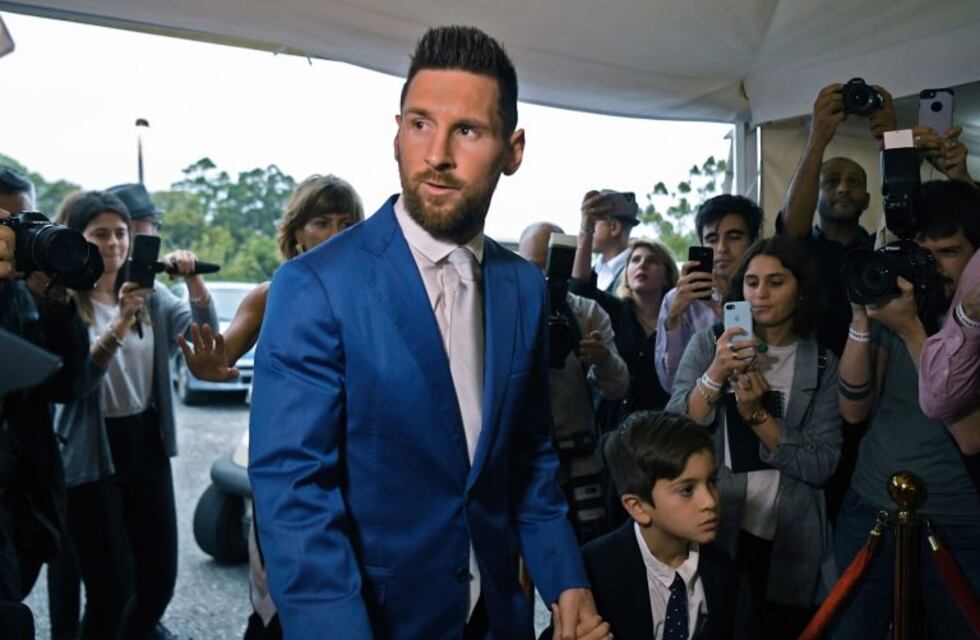 Se viralizó una foto de Messi entrenando mientras miraba sus goles en TV