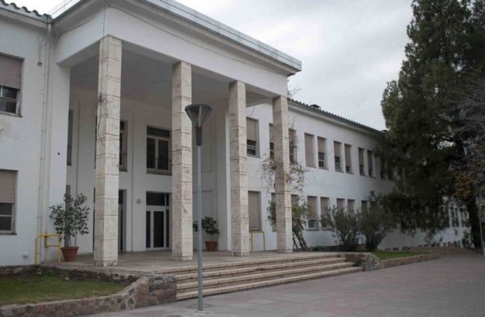 Estudiantes de medicina vuelven a clases y podrán recibirse