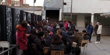 Estudiantes marplatenses realizaron una protesta por la falta de calefacción en las escuelas