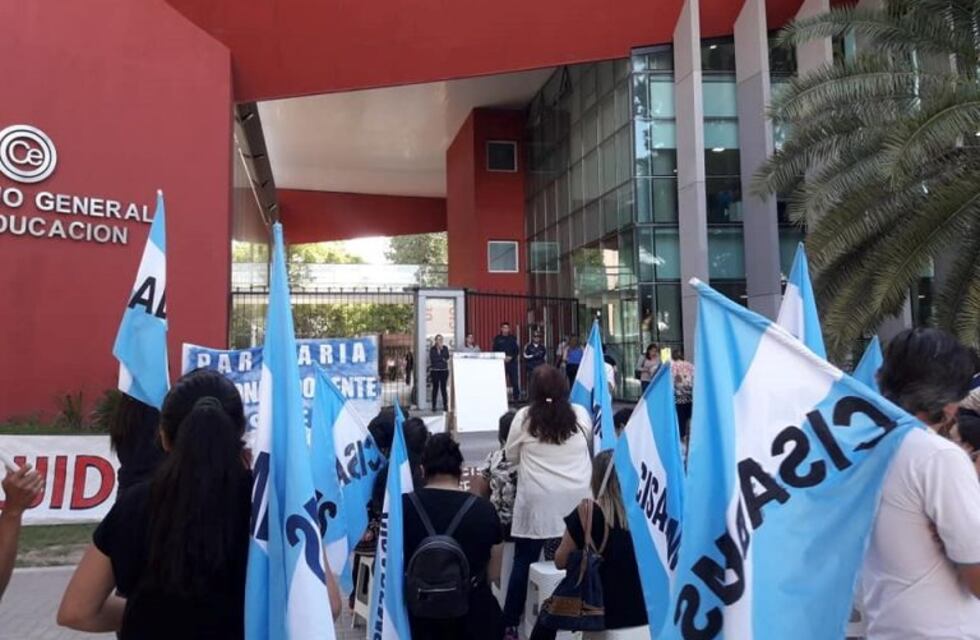 Docentes santiagueños reclaman apertura de paritarias y aumento de salarios
