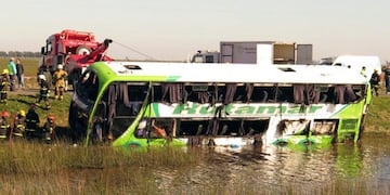 El micro de la empresa Rutamar que volcó en la ruta 2 y dejó tres víctimas fatales\u002E