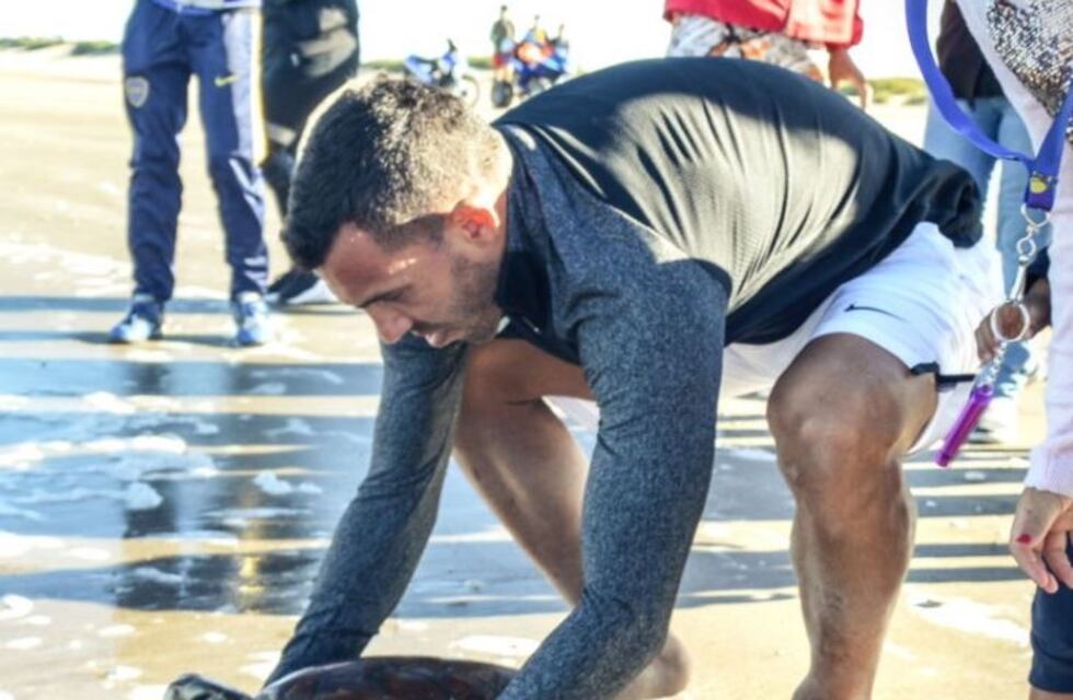 Carlos Tevez reinsertó una tortuga marina rescatada en San Clemente