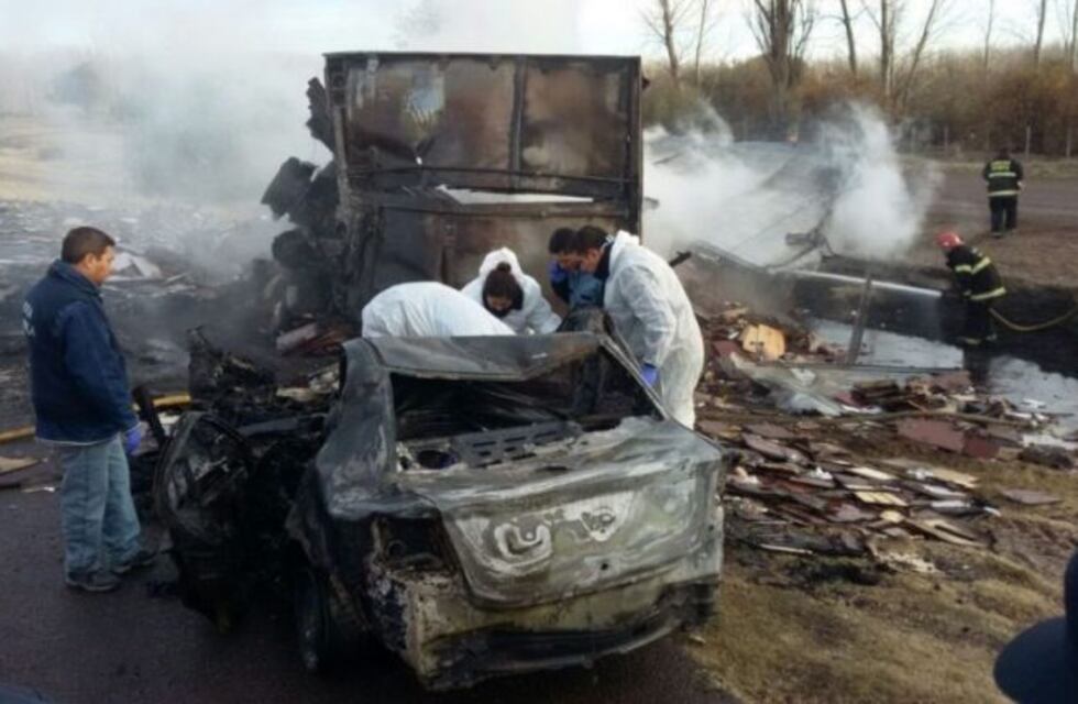 Murió el conductor de un auto que chocó contra un camión estacionado
